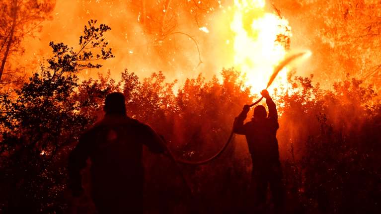 Φωτιά στον Σχίνο Κορινθίας - Αρχηγός πυροσβεστικής: Είναι σε ύφεση - Ζημιές σε σπίτια