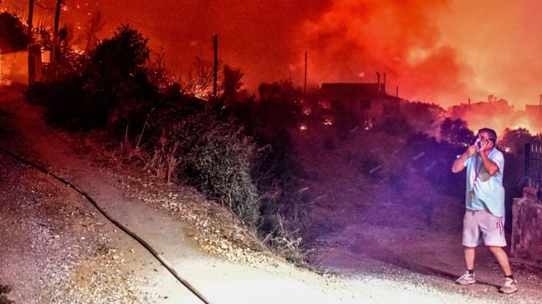 Βασίλης Κικίλιας: Συλλυπητήρια στις οικογένειες των δύο νεκρών από τη φωτιά στο Ξυλόκαστρο