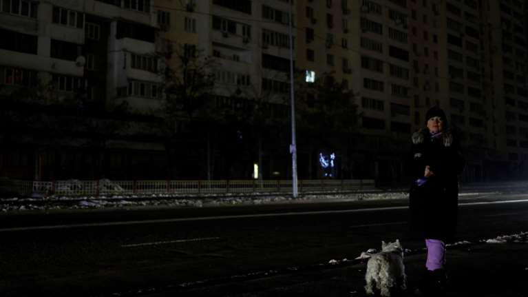 Ουκρανία: Εκατομμύρια άνθρωποι παραμένουν βυθισμένοι στο σκοτάδι - Μάχη για να αποκατασταθεί η ηλεκτροδότηση