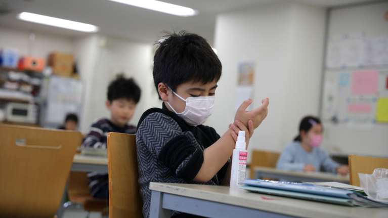 Κορονοϊός: Εξίσου ευάλωτα τα παιδιά με τους ενήλικες, αλλά δεν αρρωσταίνουν τόσο βαριά