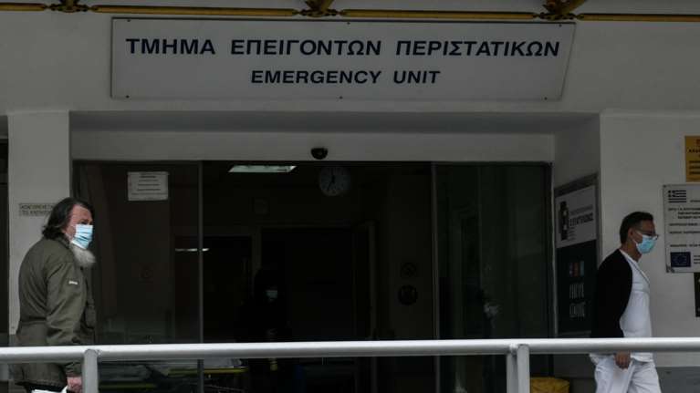 Κορονοϊός: Πάνω από 5.000 οι νεκροί στην Ελλάδα - 427 νέα κρούσματα σήμερα και 407 διασωληνωμένοι