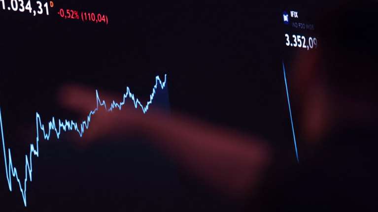 Χρηματιστήρια: Τι πυροδότησε την κατρακύλα των παγκόσμιων αγορών - Τα επόμενα βήματα των κεντρικών τραπεζών, τι λένε οι αναλυτές