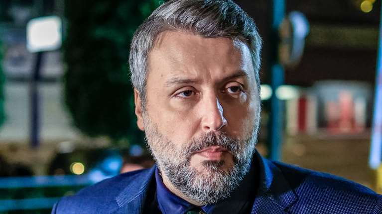 Νέα επίθεση Καλλιάνου στο "Αττικόν": 23 λόγοι που θα κινηθεί νομικά- "Μόλις έσβησε ο πατέρας μου, αμέσως βρέθηκε ΜΕΘ"