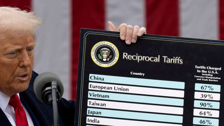 Bloomberg: H ΕΕ είναι διατεθειμένη να δεχτεί τους δασμούς Τραμπ αλλά με εξαιρέσεις