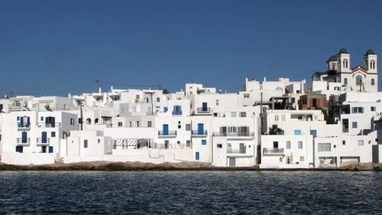 Ο κορονοϊός σαρώνει τα νησιά: Στα ύψη η θετικότητα σε Πάρο, Μύκονο, Τήνο, Ρέθυμνο και Σαντορίνη