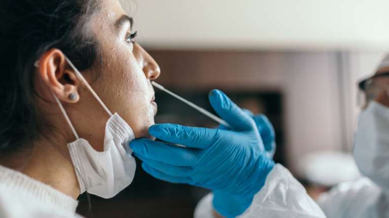 Κορονοϊός: Ποιο από τα πιο κοινά συμπτώματα δεν υφίσταται πια - Συναγερμός για την παραλλαγή Eris, φόβοι για νέα έξαρση