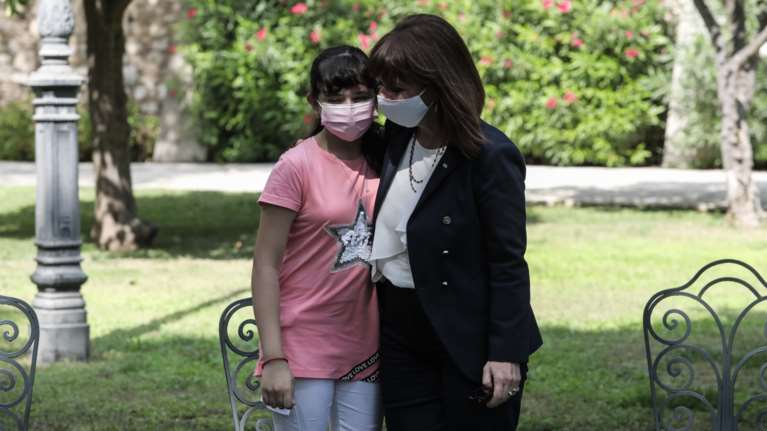 Η αγκαλιά της Σακελλαροπούλου στη 12χρονη Αρεζού από το Αφγανιστάν - Από τη Μόρια στη Βοστόνη με υποτροφία