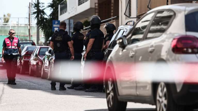 Έληξε ο συναγερμός για τον ηλικιωμένο που είχε ταμπουρωθεί στο σπίτι του στο Ζωγράφου - Συνελήφθη μετά την έφοδο [εικόνες]