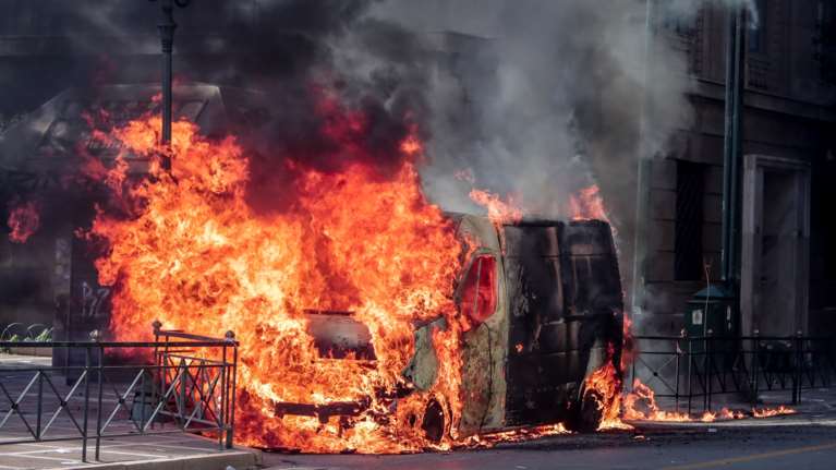 Τέμπη: Επεισόδια στην Αθήνα - Κουκουλοφόροι έκαψαν ολοσχερώς βανάκι [εικόνες - βίντεο]