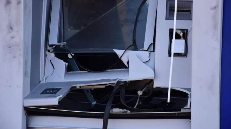 Μπαράζ επιθέσεων τα ξημερώματα στη Δάφνη - Έσπασαν με σφυριά καταστήματα και ATM