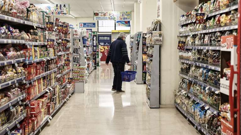 To crash test των ελαφρύνσεων: Προτιμότερη η μείωση του ΦΠΑ ή του φόρου εισοδήματος;