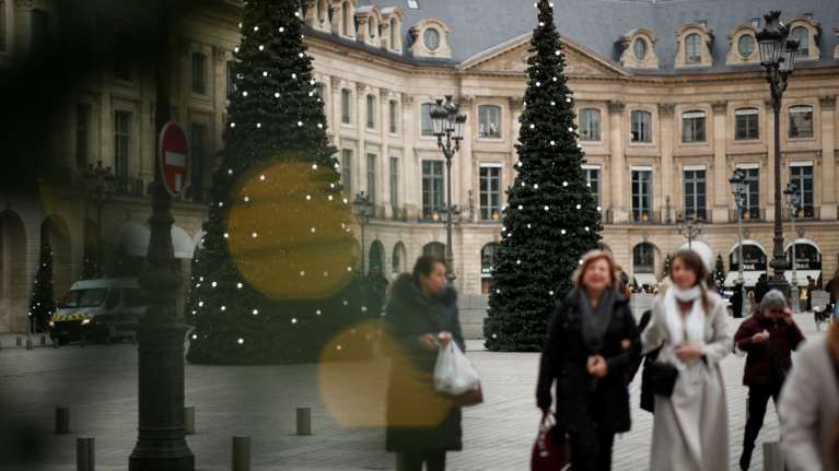 Σαρώνει η Όμικρον τη Γαλλία: Φόβοι ότι σύντομα τα ημερήσια κρούσματα θα φθάσουν τις 100.000