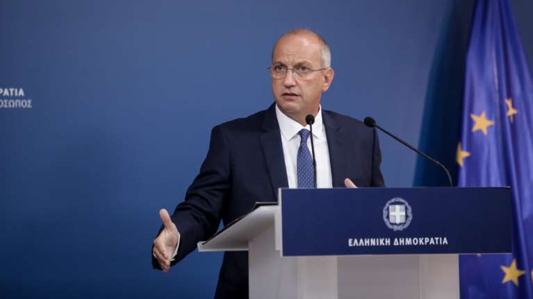 Γκάφα Οικονόμου: Έμπλεξε τον... Σοφοκλή με τον Σωκράτη και άλλαξε το νόημα του Οιδίποδα