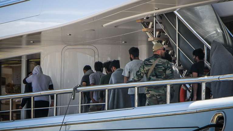 Ναυάγιο στην Πύλο: &quot;Κάθονταν με λυγισμένα γόνατα ο ένας δίπλα στον άλλο&quot; – Ποιες ήταν οι συνθήκες που επικρατούσαν στο αλιευτικό