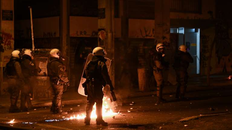 Επεισόδια στα Εξάρχεια- Επίθεση με μολότοφ σε αστυνομικούς