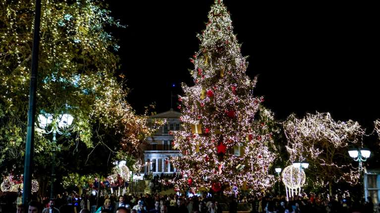 Σε ρυθμούς Χριστουγέννων η Αθήνα: Ανάβει την Πέμπτη το δέντρο στο Σύνταγμα με μια μεγάλη συναυλία