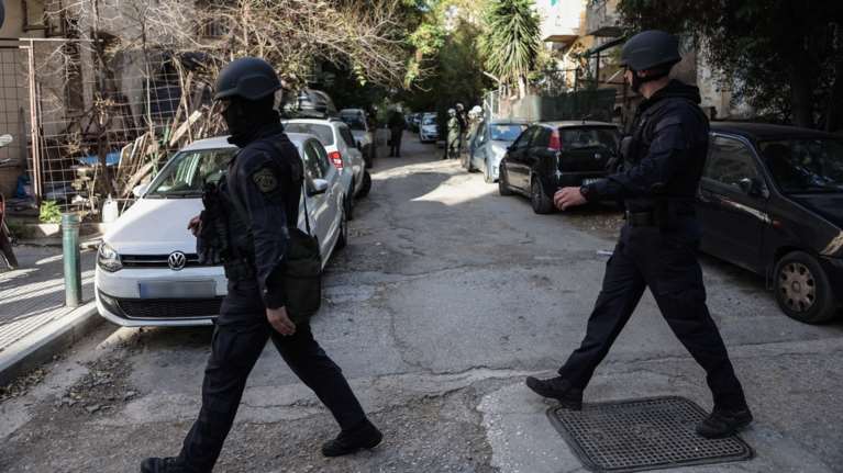 Τέλος στις άγριες επιθέσεις 36χρονης στην Αθήνα: Έκλεβε τσάντες χτυπώντας και σέρνοντας τα θύματά της