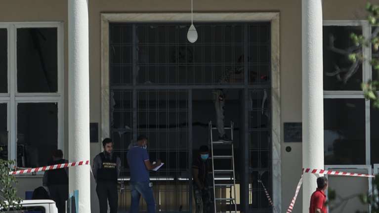 Εκρηξη στο Σισμανόγλειο: &quot;Ευγενικοί γιατροί&quot; οι δράστες που ανατίναξαν το ΑΤΜ - Ο ένας με ολόσωμη φόρμα για τον κορονοϊό