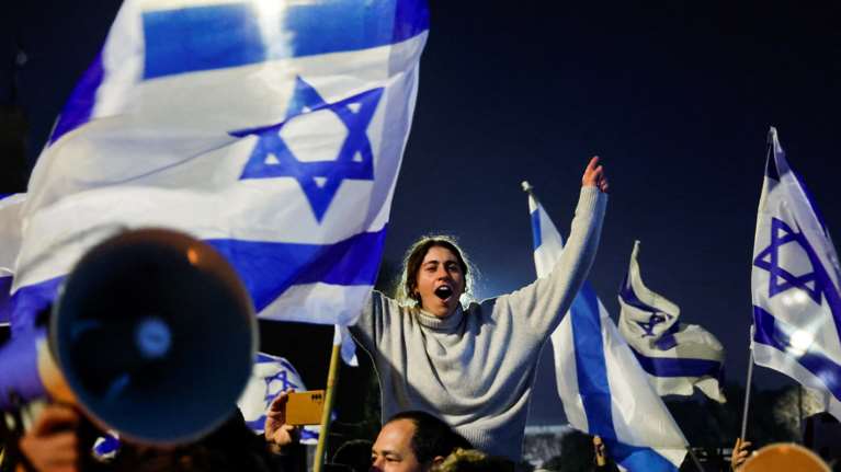 Βήμα πίσω από τον Νετανιάχου: Αναστέλλει την μεταρρύθμιση του δικαστικού συστήματος μετά τις σφοδρές αντιδράσεις