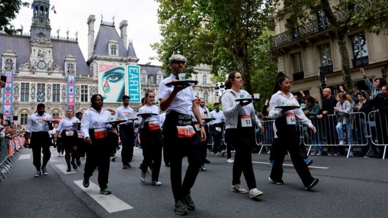 Παρίσι: Ο ξεχωριστός "αγώνας" των σερβιτόρων στη γειτονιά του Μαρέ - Ο δίσκος με καφέ χωρίς να χύσουν ούτε σταγόνα...