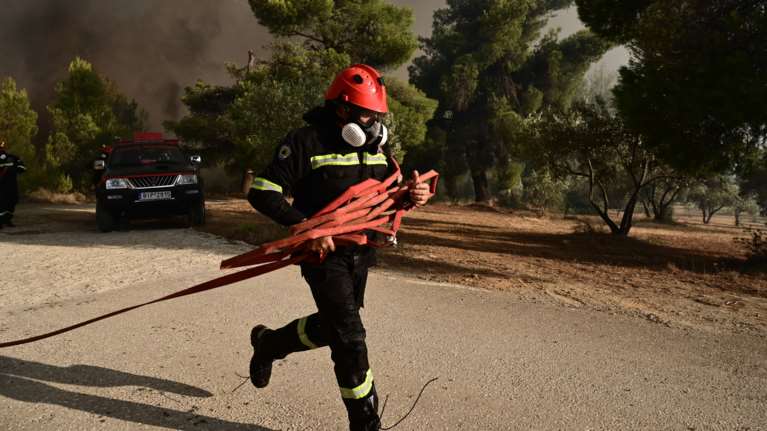 Άμεσα τέθηκε υπό μερικό έλεγχο η πυρκαγιά στο Μαραθώνα