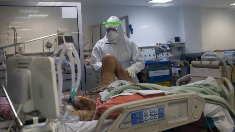 Γέμισαν οι ΜΕΘ στην Ελβετία: Οι εντατικολόγοι καλούν τους πολίτες να δηλώσουν αν προτιμούν μηχανική υποστήριξη