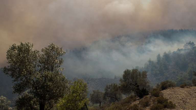 Συναγερμός σε στρατόπεδο στην Κάρπαθο - Εκρήξεις σε αποθήκη πυρομαχικών λόγω ζέστης