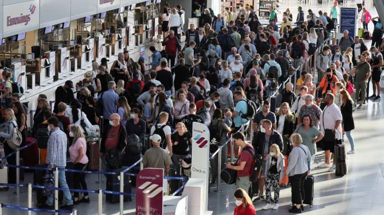 Γερμανία - Lufthansa: Ακυρωθηκαν πάνω από 1.000 πτήσεις - Εγκλωβισμένοι επιβάτες και απίστευτες ουρές [εικόνες]