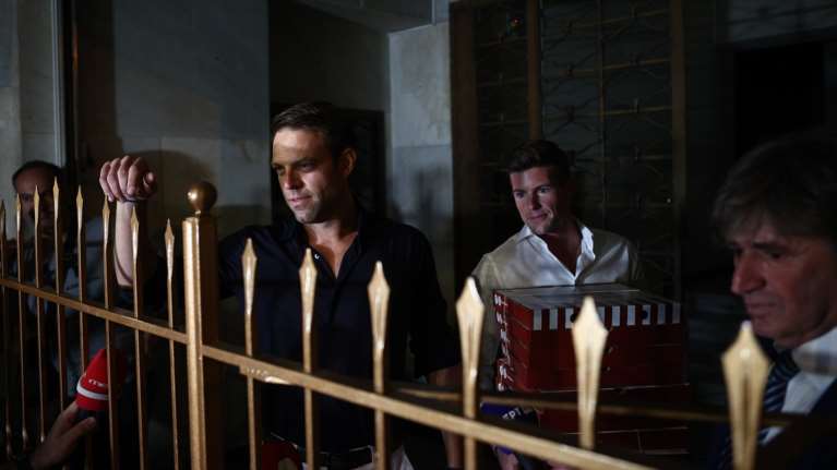 Το "βρώμικο" στη Στουρνάρη: Κασσελάκης και Τάιλερ παρέλαβαν μαζί τις πίτσες - Δεν τους ήξερε ο ντελιβεράς [βίντεο]