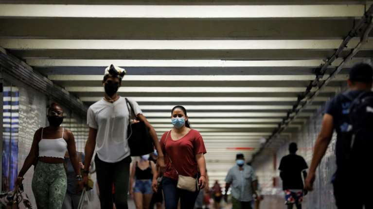 ΗΠΑ: Επιστρέφουν οι μάσκες σε κλειστούς χώρους και για τους εμβολιασμένους