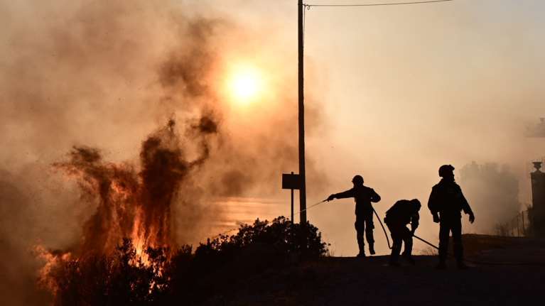 Η μάχη με τις φλόγες σε &quot;κλικ&quot;: Συγκλονιστικές εικόνες από τα πύρινα μέτωπα σε Αττική και Λουτράκι