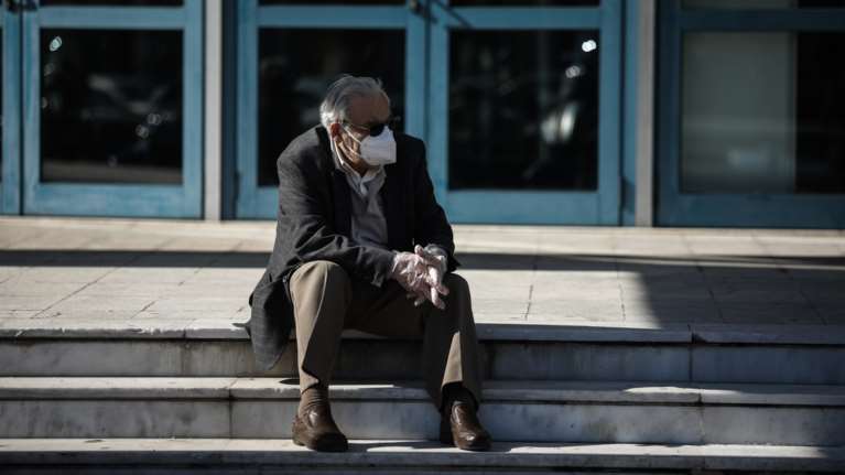 Κορονοϊός: Παραμένει υποχρεωτική η χρήση μάσκας στους εσωτερικούς χώρους - Τουλάχιστον μέχρι τα τέλη Μαΐου