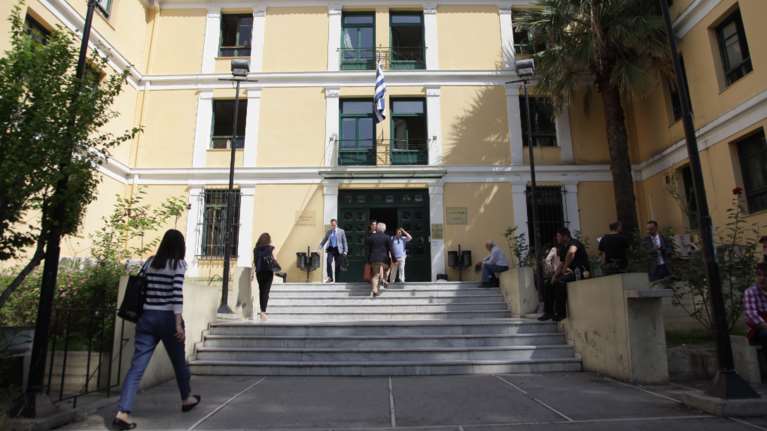 Απειλητικό τηλεφώνημα για βόμβα στην Ευελπίδων -Εκκενώθηκαν τα δικαστήρια