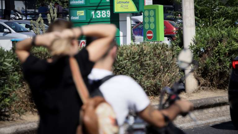 Τέλος η βενζίνη σε οδηγούς που δεν φορούν κράνος με τον νέο ΚΟΚ - Δεν θα τους βάζουν καύσιμα οι πρατηριούχοι