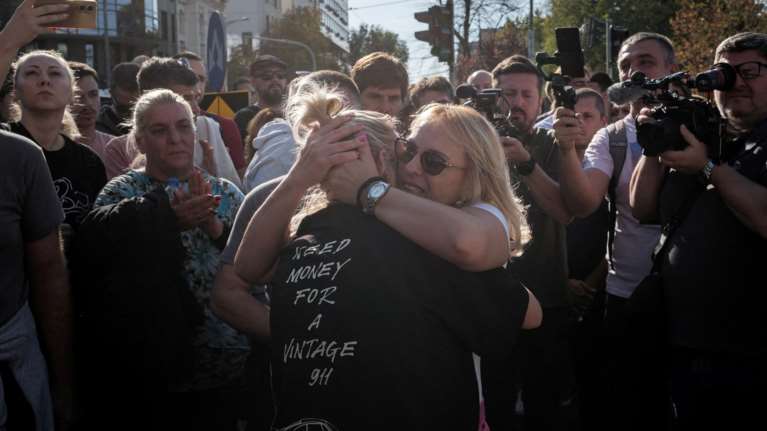 Σερβία: Έπειτα από 16 ημέρες τερμάτισε την απεργία πείνας η μητέρα θύματος της τραγωδίας στο Νόβι Σαντ