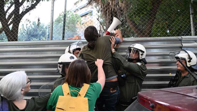 Εξάρχεια: Νέα ένταση μεταξύ κατοίκων και ΜΑΤ για την κοπή των δέντρων – Μια σύλληψη [εικόνες]