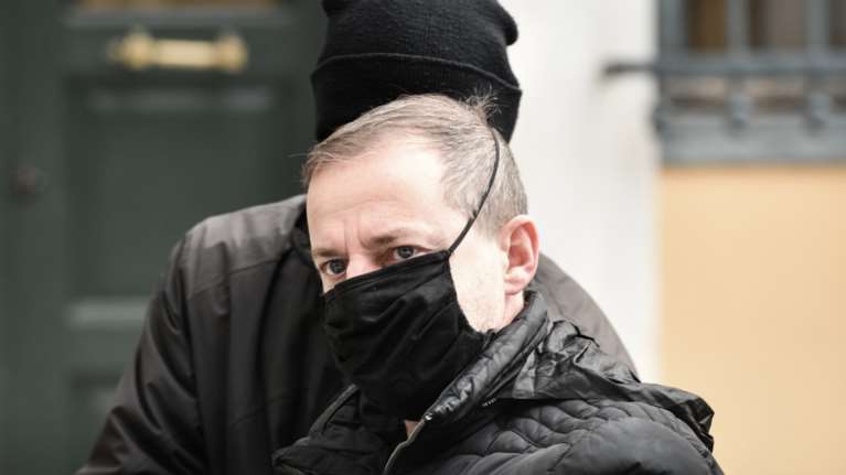 Μόνος του σε κελί της ΓΑΔΑ ο Δημήτρης Λιγνάδης - Το βιβλίο που διαβάζει και τα τηλεφωνήματα που έκανε [Βίντεο]