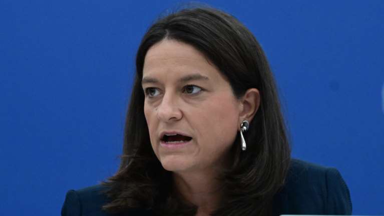 Η Κεραμέως ξεκινά διάλογο με τους κοινωνικούς εταίρους για τον κατώτατο μισθό - Πώς θα καθορίζεται