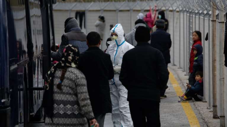 Για κορονοϊό εξετάζουν τους μετανάστες στο λιμάνι της Λέσβου [εικόνες]