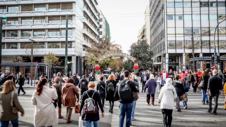 Μείωση εισφορών, κατάργηση τέλους επιτηδεύματος, αυξήσεις στο Δημόσιο - Όλα τα μέτρα που φέρνει το 2025