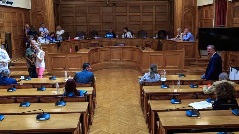 Τέμπη: Αυλαία στην προανακριτική εξπρές για τον Καραμανλή – Αποχώρησαν ΠΑΣΟΚ και ΣΥΡΙΖΑ, απείχε το ΚΚΕ