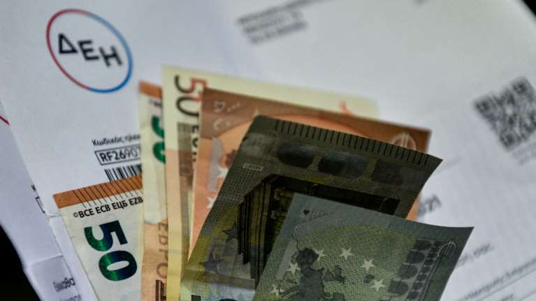 Ηλεκτρικό ρεύμα: Πόσα αναδρομικά θα εισπράξετε - Πόσα θα πληρώνετε από εδώ και στο εξής