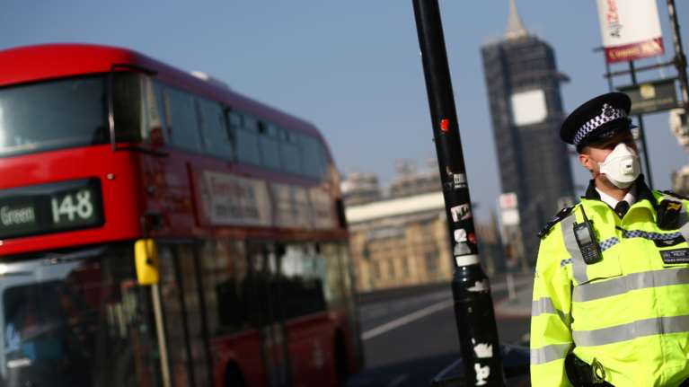 Κορονοϊός: &quot;Καμπανάκι&quot; ειδικών για την πρόωρη άρση των μέτρων - Κίνδυνος για δεύτερη φάση της επιδημίας