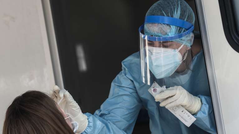 Κορονοϊός: 2.218 νέα κρούσματα τη Δευτέρα - 13 θάνατοι, στους 250 οι διασωληνωμένοι