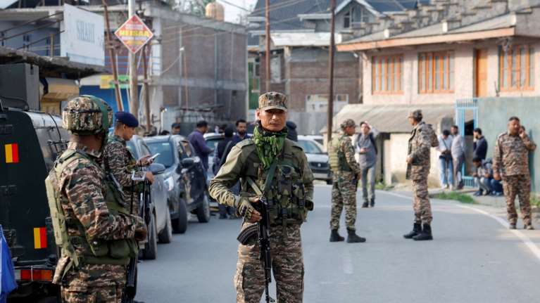 Μαίνονται οι εχθροπραξίες Ινδίας και Πακιστάν στο Κασμίρ: Τουλάχιστον 34 νεκροί, καταρρίφθηκαν ινδικά μαχητικά [εικόνες-βίντεο]