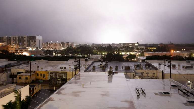 Σκηνές αποκάλυψης από τον τυφώνα Μίλτον στη Φλόριντα: Νεκροί, τραυματίες και εκατ. νοικοκυριά στο σκοτάδι [εικόνες - βίντεο]