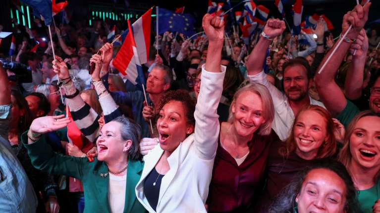 Νέα σελίδα στο πολιτικό σκηνικό της Ολλανδίας - Το exit poll δίνει νικητή το φιλοευρωπαϊκό κεντρώο κόμμα D66