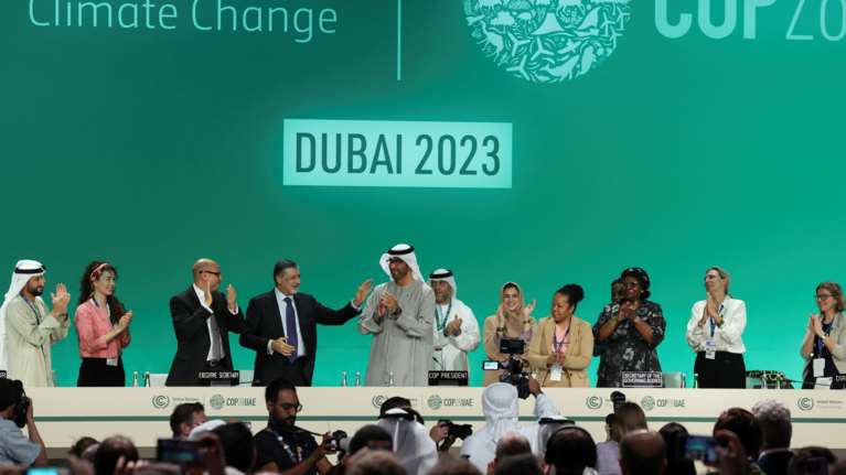 COP28: Ιστορική συμφωνία για τα ορυκτά καύσιμα - Η απόφαση για τη "μετάβαση" και τα χειροκροτήματα