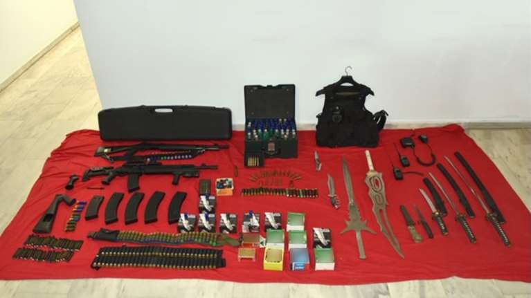 Θεσσαλονίκη: Οπλοστάσιο σε σπίτι 57χρονου - Μεσαιωνικά σπαθιά και μαχαίρια