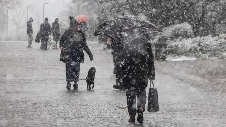 &quot;Κακοκαιρία Ελπίς&quot;: Ενδεχόμενο να κηρυχθεί αύριο αργία - Τι είπε ο κυβερνητικός εκπρόσωπος